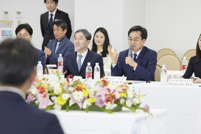 ▲18일 오후 김동연 경기도지사가 도쿄오카공업 관계자들과 이야기를 나누고 있다. ⓒ경기도