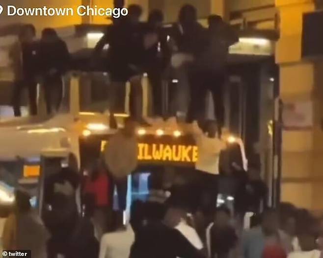 시카고 번화가 미시간애비뉴에서 운행 중인 버스 위로 올라간 10대들
