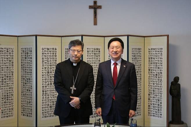 주교 서울대교구장 정순택 대주교와 김기현 국민의힘 대표가 18일 서울 중구 명동 서울대교구청 교구장 접견실에서 기념사진을 찍고 있다. 천주교 서울대교구 제공