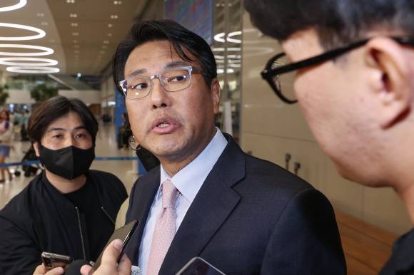 미국 워싱턴 방문을 마친 김태효 국가안보실 1차장이 15일 오후 인천국제공항 제2여객터미널을 통해 입국한 뒤 취재진과 인터뷰하고 있다. 2023.4.15 연합뉴스