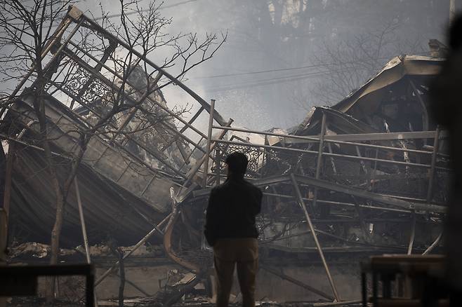 4월11일 오후 강원도 강릉시 안현동의 한 펜션 주인이 이번 화재로 소실된 펜션의 잔해를 바라보고 있다. ⓒ시사IN 이명익