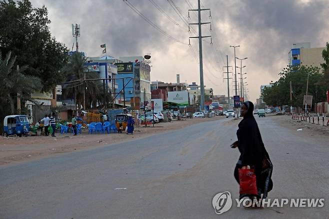 수단 군벌 유혈충돌로 검은 연기가 하늘을 뒤덮은 수도 하르툼 [하르툼[수단] AFP=연합뉴스]