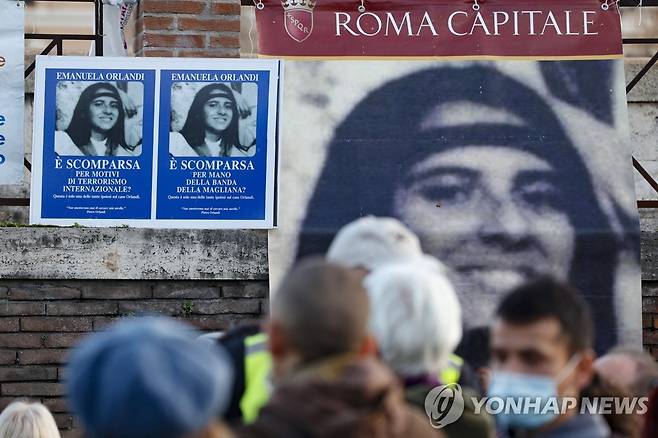 에마누엘라 오를란디의 얼굴이 담긴 실종 포스터 [EPA=연합뉴스 자료사진. 재판매 및 DB 금지]