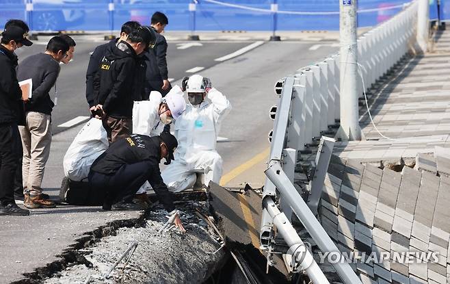 정자교 합동 감식하는 경찰과 국과수 (성남=연합뉴스) 홍기원 기자 = 보행로가 무너지며 두 명의 사상자가 발생한 경기도 성남시 정자교에서 7일 오전 경찰과 국과수 등 관계자들이 사고 원인을 찾기 위한 합동 감식을 하고 있다. 2023.4.7 xanadu@yna.co.kr