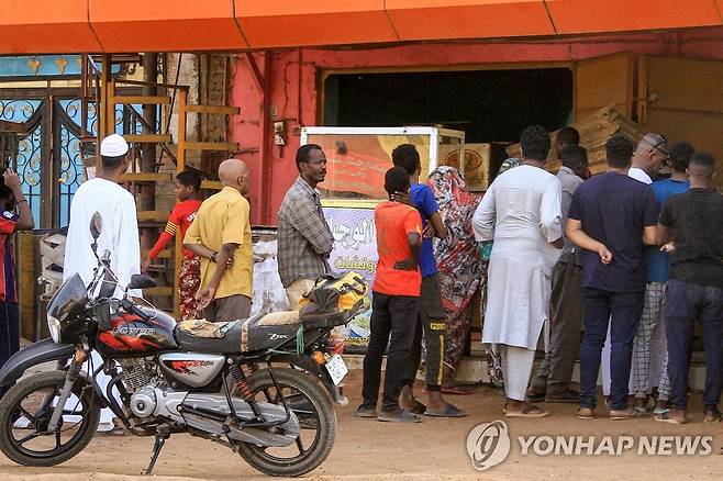 식량난 속 빵집 앞에 늘어선 긴줄 (AFP=연합뉴스) 수단 하르툼 남부에서 17일(현지시간) 현지 주민들이 빵을 사기 위해 줄을 서고 있다. 2023.4.17 [재판매 및 DB 금지]