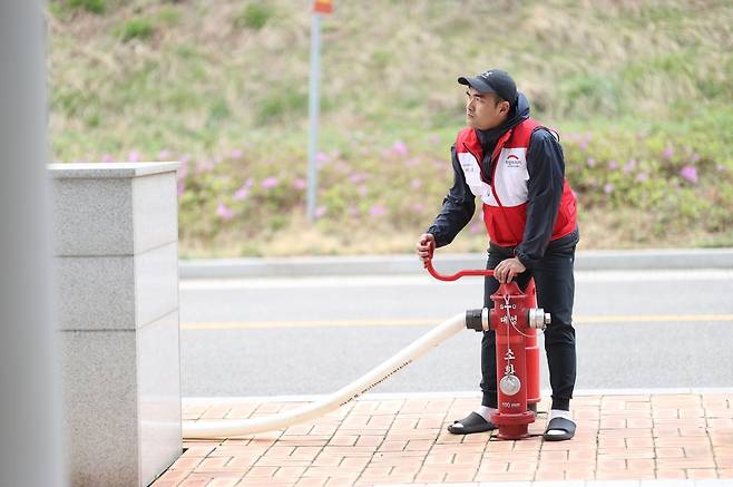 자원봉사 나선 이재민 이기동씨 [희망브리지 제공. 재판매 및 DB 금지]