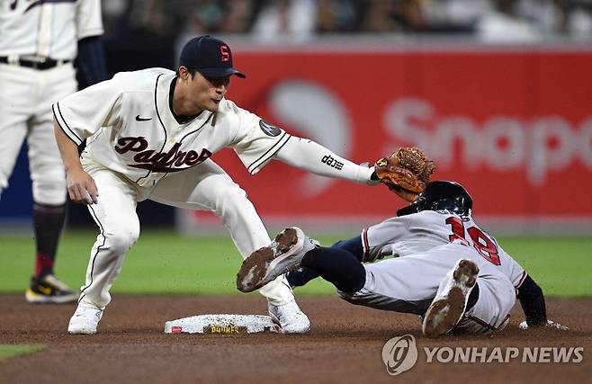 4회 도루하는 애틀랜타 주자를 태그 아웃으로 잡아낸 김하성 [USA 투데이/로이터=연합뉴스]