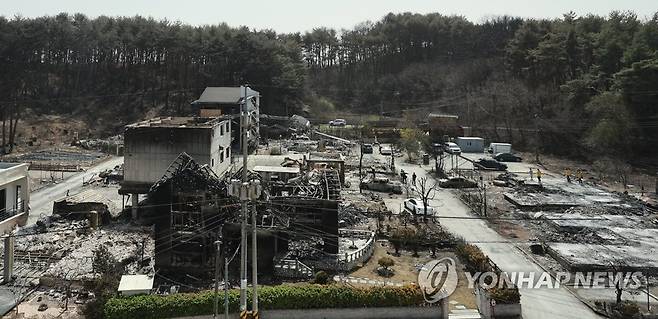 폐허로 변한 펜션 단지 (강릉=연합뉴스) 홍해인 기자 = 12일 강원도 강릉시 저동의 펜션 밀집 지역이 산불 피해로 폐허로 변해 있다.
    전날 순간풍속 초속 30ｍ에 달하는 강풍 탓에 확산한 산불로 산림 379㏊가 소실되고 주택과 펜션 등 시설물들이 피해를 봤다. 2023.4.12 hihong@yna.co.kr