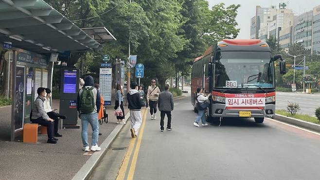 경남 창원지역 시내버스가 파업에 들어간 19일 오전 창원시 성산구 신월동 은아아파트 앞 정류소에서 시민들이 창원시 비상수송 대책으로 마련한 임시버스에 올라타고 있다.(사진=뉴스1