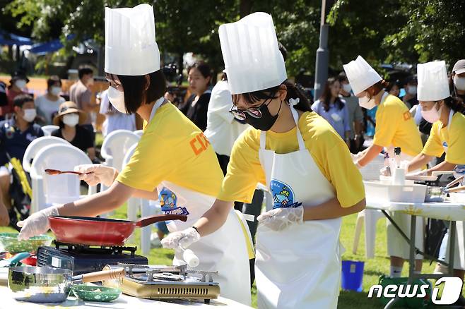 지난 해 8월 27일부터 이틀간 구미낙동강체육공원 구미캠핑장에서 열리는 라면캠핑페스티벌 '디저트라면 요리 경연대회'에 참여한 참가자들이 즉석 라면 요리를 하고 있다. 2022.8.27/뉴스1 ⓒ News1 정우용 기자