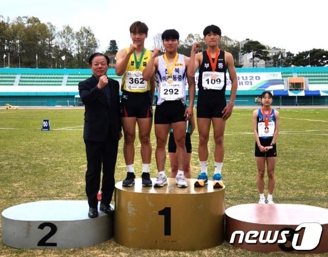 이리동중학교 최명진 선수(사진 가운데)가 최근 열린 ‘제52회 춘계 중·고등학교 육상경기대회에서 100m(10초 96)와 200m(2초 20)에서 금메달을 획득했다.(전북교육청 제공)