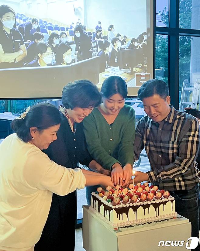 에스포항병원이 입사 1년차 신규 간호사들을 위해 '첫 돌 잔치'를 마련해 그동안의 노고를 축하하고 있다.(에스포항병원제공)2023.4.19/뉴스1