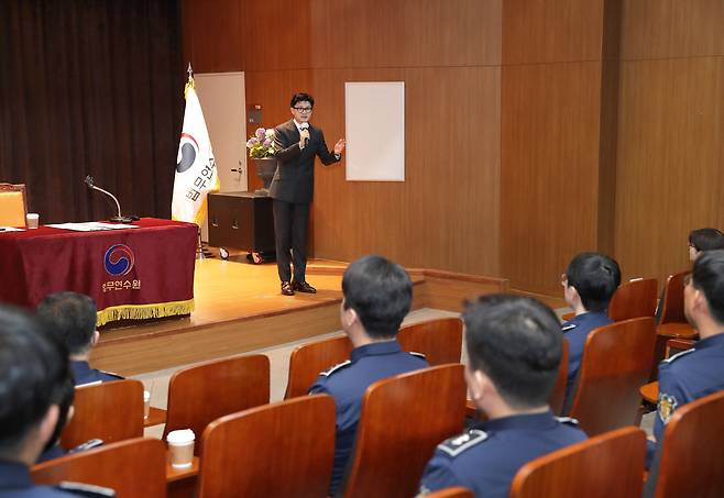 한동훈 법무부장관은 19일 법무연수원 진천 본원에서, 역대 법무부장관 중 최초로 교정공무원 교육과정에서 강의를 했다.(법무부 제공)