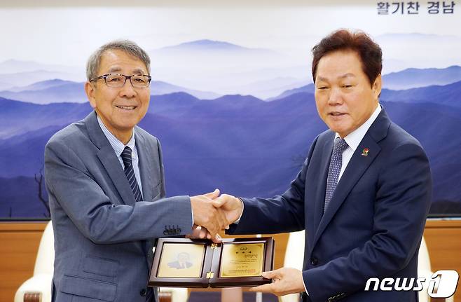 2023산청세계전통의약항노화엑스포’ 민간공동조직위원장으로 위촉된 구자천 경남상공회의소협의회장(왼쪽)이 박완수 경남지사로부터 위촉패를 받고 있다.(경남도 제공)