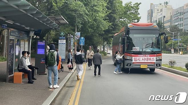 경남 창원지역 시내버스가 파업에 들어간 19일 오전 창원시 성산구 신월동 은아아파트 앞 정류소에서 시민들이 창원시 비상수송 대책으로 마련한 임시버스에 올라타고 있다. 2023.4.19/뉴스1 ⓒ News1 강정태 기자