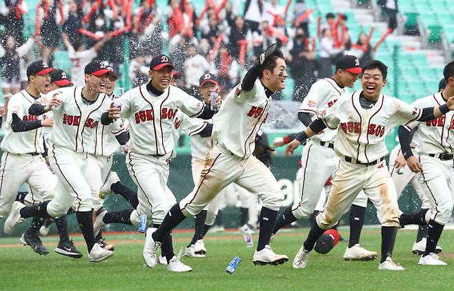 덕수고 선수들이 11일 인천SSG랜더스필드에서 열린 2023 신세계 이마트배 전국고교야구대회 결승에서 우승을 차지한 후 그라운드로 나와 환호하고 있다. 사진제공 | SSG 랜더스