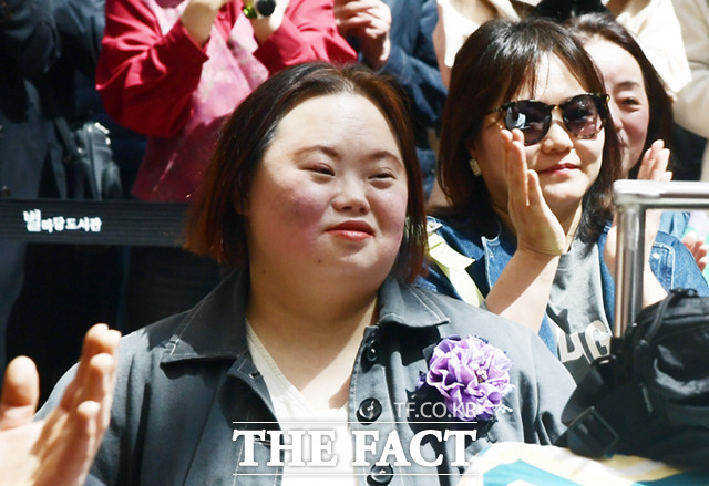 정은혜 작가가 공연을 즐기고 있다.