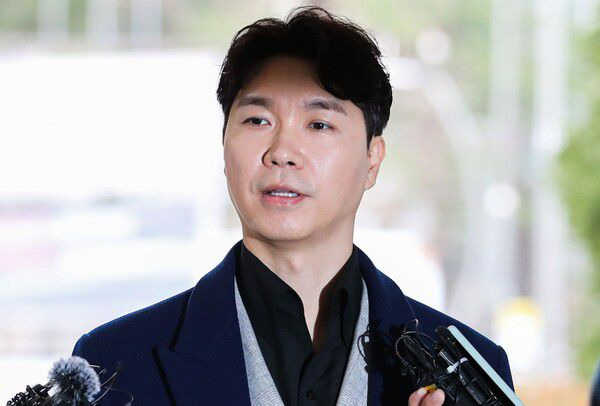 방송인 박수홍씨가 지난달 15일 오후 서울 마포구 서부지방법원에서 열린 친형 부부의 횡령 등 혐의 4차 공판 출석 전 입장 발표를 하고 있다. /뉴시스