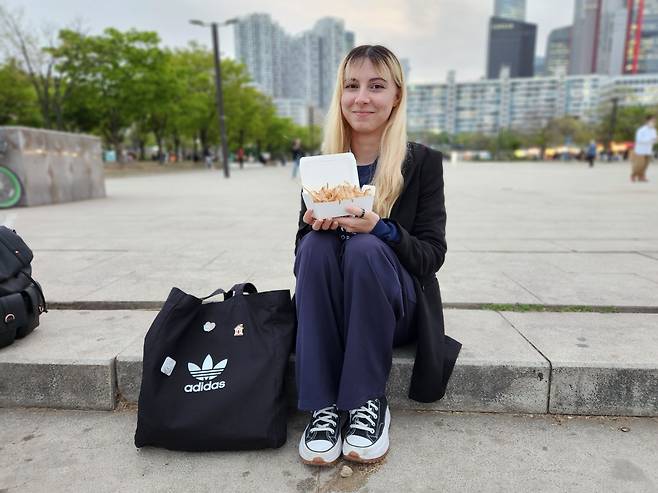 처음 한국에 여행 온 미국인 애스톤 카터(24)씨는 지난 17일 6000원을 내고 다코야키를 샀다. 카터씨는 “가격이 비싸다고 생각하지는 않지만 가게에 가격 안내가 따로 없는 것은 아쉽다”며 “한국말로 가격을 묻지를 못하다 보니 불편함이 있을 수밖에 없다”고 말했다. /김태호 기자