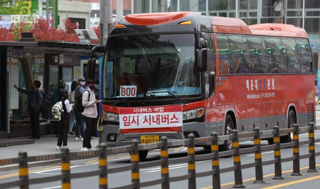 경남 창원지역 시내버스가 파업에 돌입한 19일 오전 창원 마산합포구 경남대·남부터미널종점 정류소에 '시내버스 파업 임시 시내버스'라는 문구가 부착된 버스가 들어서고 있다. 연합뉴스