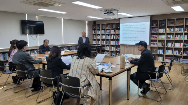 남해군 설천면 갱번마루 농촌체험휴양마을협의회가 한국농어촌공사에서 지원하는 ‘2023년 농촌 특화 교육프로그램 개발사업’에 선정됐다. 사진은 갱번마루의 프로그램 운영 관련 회의 모습. 남해군 제공