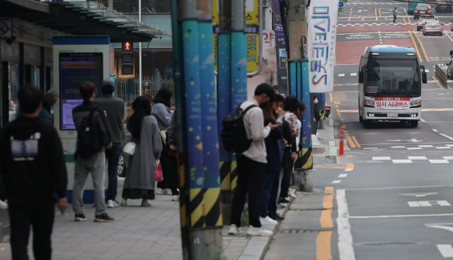 경남 창원지역 시내버스가 19일 파업에 돌입하면서 마산합포구 경남대·남부터미널 종점 버스 정류소에 임시 시내버스가 들어오고 있다. 연합뉴스