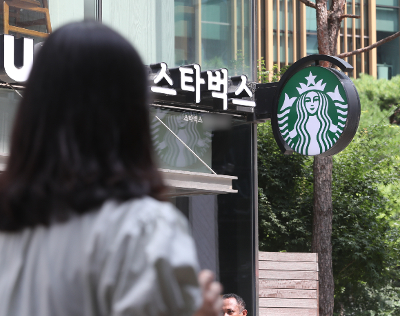 스타벅스는 국내에서 막강한 팬덤을 가진 기업으로 손꼽힌다. 사진은 서울의 한 스타벅스. /사진=뉴스1