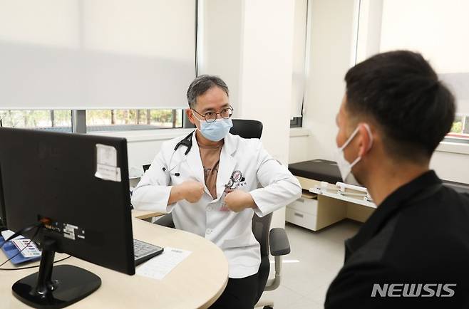 [서울=뉴시스]이선기 한림대동탄성심병원 순환기내과 교수가 환자를 진료하고 있다. (사진= 한림대동탄성심병원 제공) 2023.04.19. photo@newsis.com.