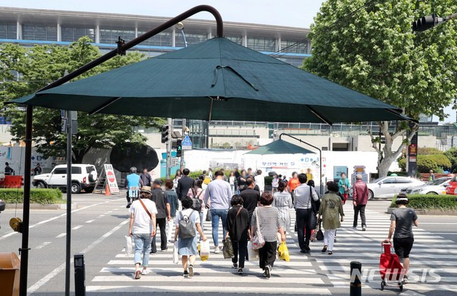 [부산=뉴시스] 하경민 기자 = 부산 일부 지역 낮 최고기온이 27도를 웃도는 초여름 날씨를 보인 2019년 5월15일 오후 동구 부산역 앞 횡단보도 양쪽에 그늘막이 설치돼 있다. 2019.05.15.  yulnetphoto@newsis.com