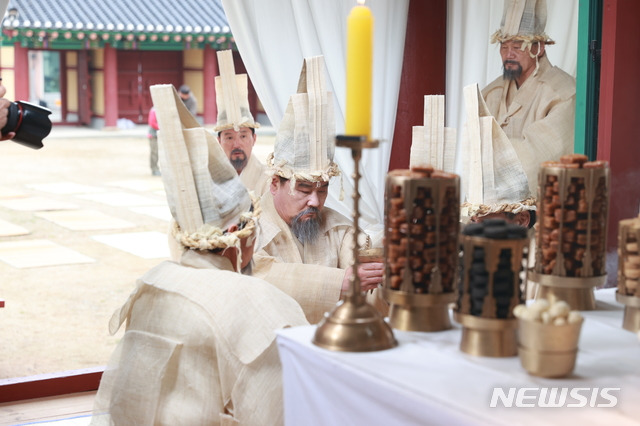 [영월=뉴시스]장경일 기자 = 오는 30일 개최될 제54회 단종문화제를 앞두고 16일 강원 영월군 영월읍 관풍헌에서 단종국장 재현 행사가 진행 중이다. (사진=영월군청 제공) 2021.04.16. photo@newsis.com *재판매 및 DB 금지