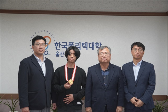 [울산=뉴시스] 사진 왼쪽부터 최한글 지도교수, 김동휘 군, 윤성종 학장, 박영태 교학처장  *재판매 및 DB 금지