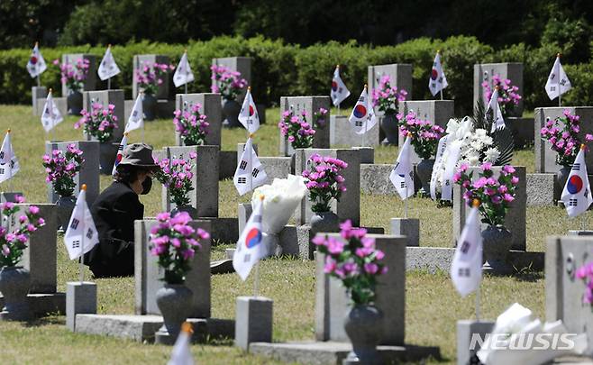 [서울=뉴시스] 김금보 기자 = 4.19혁명 63주년인 19일 서울 강북구 4.19민주묘지에서 최문정(85) 씨가 친동생(고 최기태·당시 20세)을 추모하고 있다. 고 최기태 씨는 이기붕 집 앞 시위에서 숨졌다.   2023.04.19. kgb@newsis.com