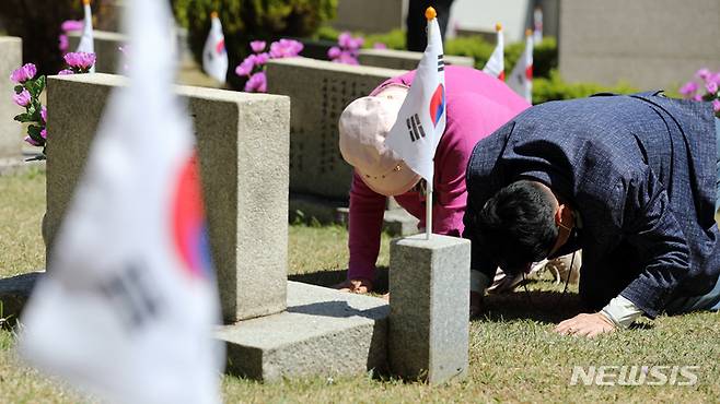 [서울=뉴시스] 김금보 기자 = 4.19혁명 63주년인 19일 서울 강북구 4.19민주묘지를 찾은 유가족들이 고인을 추모하고 있다. 2023.04.19. kgb@newsis.com