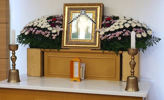 18일 오후 인천 중구 인하대병원 장례식장에 전세사기 피해를 호소하며 숨진 30대 여성 A씨의 빈소가 마련돼 있다. 인천=뉴시스