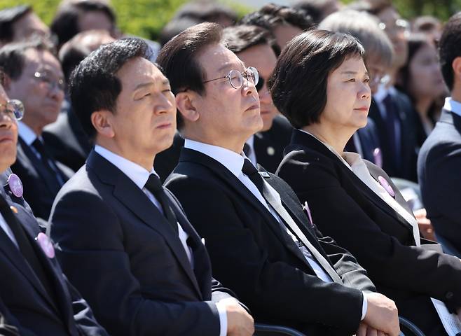 김기현 국민의힘 대표와 이재명 더불어민주당 대표, 이정미 정의당 대표가 19일 서울 강북구 수유동 국립4·19민주묘지에서 열린 제63주년 4·19혁명 기념식에 참석하고 있다. ⓒ연합뉴스