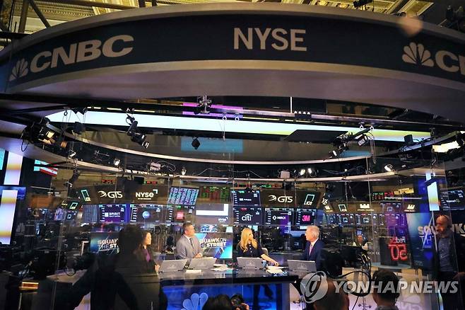 NYSE 입회장내 방송 부스에서 방송하는 사람들 [연합뉴스 자료사진]
