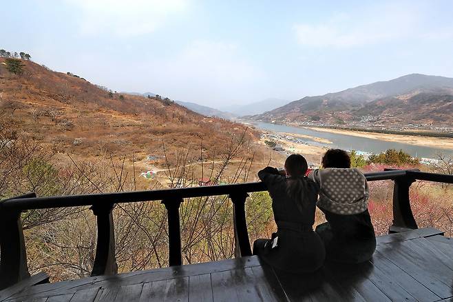 매화마을 정자에서 내려다본 섬진강[사진/조보희 기자]