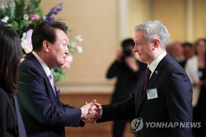 주한 우크라이나 대사와 악수하는 윤석열 대통령 (서울=연합뉴스) 안정원 기자 = 윤석열 대통령이 31일 청와대 영빈관에서 열린 주한 외교단을 위한 신년인사회에서 드미트로 포노마렌코 주한 우크라이나 대사와 악수하고 있다. 2023.1.31 [대통령실 제공. 재판매 및 DB 금지] jeong@yna.co.kr