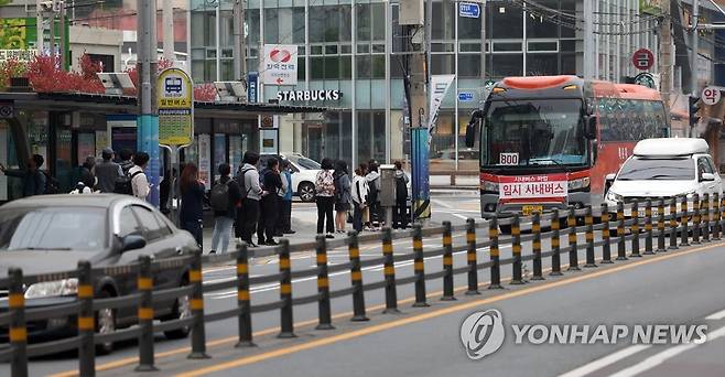 창원시내버스 파업…임시 시내버스 (창원=연합뉴스) 김동민 기자 = 경남 창원지역 시내버스가 파업에 돌입한 19일 오전 마산합포구 경남대·남부터미널종점 정류소에 '시내버스 파업 임시 시내버스'라는 문구가 부착된 버스가 들어서고 있다. 2023.4.19