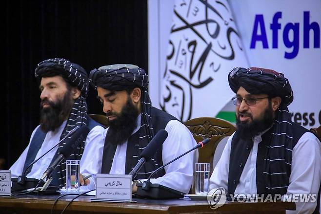 아프간 카불서 열린 지도자 회의 브리핑하는 탈레반 대변인들 (카불 EPA=연합뉴스) 지난달 30일(현지시간) 아프가니스탄 수도 카불에서 탈레반 정부 대변인인 자비훌라 무자히드(가운데)와 빌랄 카레미(오른쪽)가 아프간 전통 부족 원로회의인 '로야 지르가'(Loya Jirga)에 대한 언론 브리핑을 하고 있다. 2022.07.01 leekm@yna.co.kr