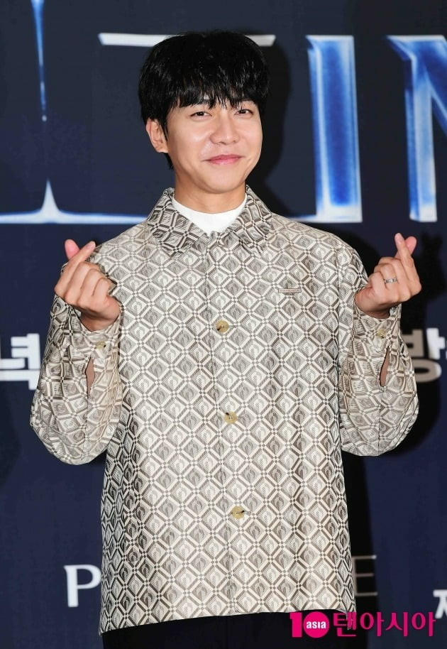 Lee Seung-gi, the singer who debuted 20 years ago, is on the Asia tour for the first time in four years, but the response is not hot. It is painful that he could not sell 477 seats than the reduced concert scale.Lee Seung-gi will open Asia Tour Concert Boy, Walk the Road - Chapter 2 from May.Starting with the Seoul Concert, which will be held at the Link Ath Center from May 4th to 7th, a total of four countries schedules have been unveiled, including Tokyo (12th), Osaka (14th), Taipei (21st), and Manila (27th), Philippines.Lee Seung-gis solo concert in Korea is only 10 years since the 2013 Olympic Park Gymnastics Stadium. Concert venue is Link Ath Center Peko Hall.Lee Seung-gi was a top singer and would sell out a small theater, but the reaction was not enthusiastic.Unlike the 15,000-seat Olympic Park Gymnastics Stadium, it failed to fill all 477 seats.I received a public booking from the 6th, but I could not sell out even the weekend performance for two weeks.The performance industry is not in a slump. Tei sold-out a 500-seat small concert in one minute, and Kim Yoon-ah of Jaurim sold-out a 700-seat concert in three years.Kim Tae-yeon from Miss Trot 2 filled 800 seats Seoul Konkuk University New Millennium Hall.The performance sold-out is one of the objective indicators that can confirm the measure of popularity. Industry officials believe that Lee Seung-gis failure to sell out small venues has reduced the impact as an entertainer.Lee Seung-gi, who is called the younger brother of the nation and who has been swept up to the object of acting, is seriously worried that he can not sell out even one day during the performance on the 4th.Lee Seung-gi has fallen out of favor with Lee Da-in, the husband of Kyeon Mi-ri and the stepfather of Lee Da-in, who was sentenced to three years in prison for taking unfair advantage of stock price manipulation.After being paroled in 2014, he was once again arrested on charges of manipulating stock prices. The case was sentenced to four years in prison and a fine of 2.5 billion won in the first trial, and he was found not guilty in the second trial.Lee Seung-gi recently wrote a long post on Instagram, saying, Even a close acquaintance recommended me to break up with Lee Da-in, saying, Think of your image, but he said, Lee Da-in didnt choose his parents, so how can I break up with them?Lee Da-in and Lee enjoyed wealth under the influence of their parents and became actors.Lee Da-ins Instagram post, I have a TV in my living room, was the starting point of controversy.Lee Seung-gi chose to marry despite the controversy. It is his decision to endure bitterness.Lee Seung-gi Choices All-out War With Sniper Instead of Silence, Targeted Anti-War Public Opinion, But Sadly It Didnt Go His WayDisappointment with Lee Seung-gi grew further, and those who had no interest in the Kyeon Mi-ri family began to take an interest in his father-in-laws case, pointing out from the entertainment industry that his future as a singer was also uncertain.What if entertainment Lee Seung-gi is a stock item? Both fundamentals (main business) and supply and demand (popularity) are faltering. BotaBio, which was delisted in October 2018, is in a daze.