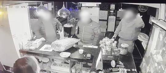 서울 구로구 가리봉동 일대에서 자신들이 알선하는 노래방 도우미를 고용하지 않는 노래방 업주들을 찾아가 협박 및 폭행한 일당이 경찰에 붙잡혔다. (사진 출처:서울경찰청)