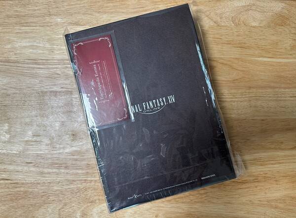 - 에어캡을 벗기면 비닐 포장 된 설정집을 만날 수 있다