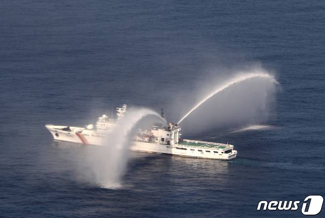지난 2020년 8월13일 경상북도 울릉군 독도 영해선 안쪽에서 동해해양경찰서 3007함이 소화포 훈련을 하며 일본 순시선 경계 임무를 수행하고 있다. 2020.8.14/뉴스1 ⓒ News1 이성철 기자
