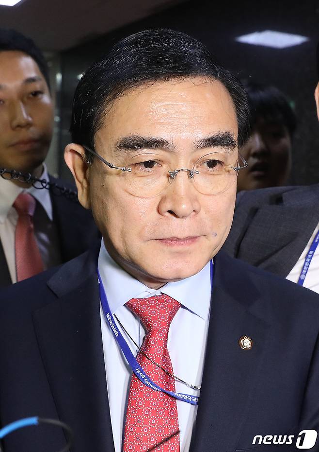 국민의힘 최고위원회의에 불참한 태영호 최고위원이 20일 오전 서울 여의도 국회 원내대표실에서 윤재옥 원내대표와 이야기를 마치고 나서고 있다.  2023.4.20/뉴스1 ⓒ News1 임세영 기자