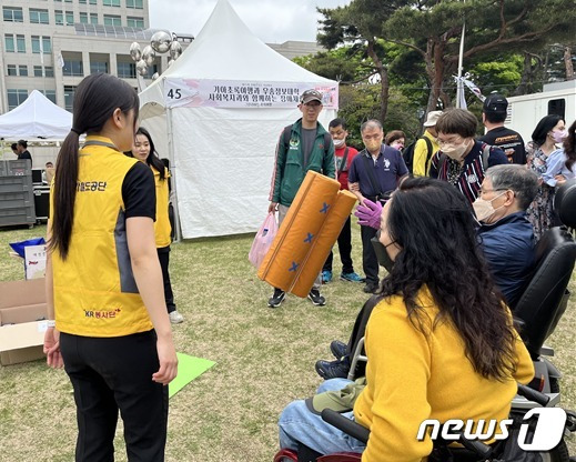 국가철도공단 봉사단이 20일 대전시청 남문광장에서 열린 '제43회 장애인의 날' 기념행사에서 어울림한마당 행사를 진행하고 있다. (철도공단 제공)/뉴스1