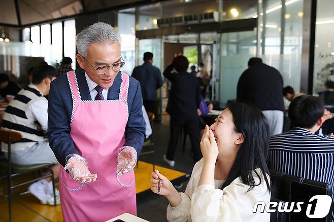 20일 낮 12시 목원대 구내식당에서 이희학 총장(왼쪽)이 배식을 한 뒤 학생과 이야기를 나누고 있다.(목원대 제공)/뉴스1