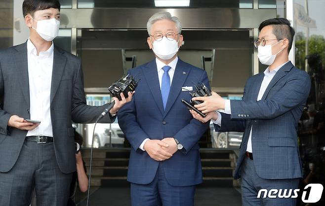 대법원의 원심 파기환송으로 지사직을 유지하게 된 이재명 경기도지사가 16일 경기도청에서 취재진의 질문에 답변하고 있다. 2020.7.16/뉴스1 ⓒ News1 조태형 기자