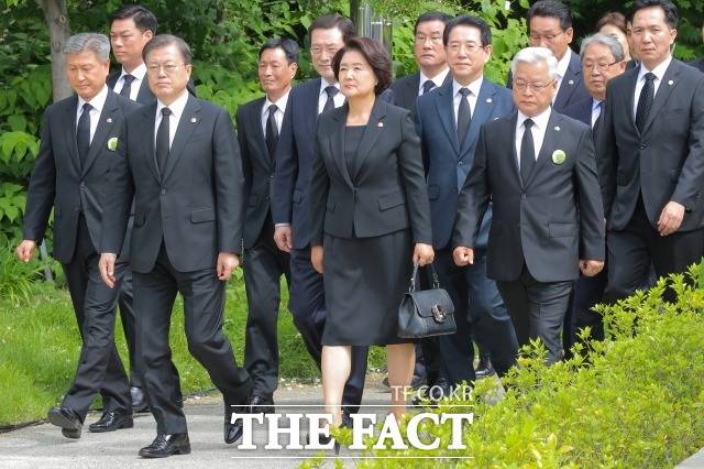 지난 2020년 5월 문재인 대통령과 김정숙 여사가 광주광역시 동구 옛 전남도청 앞에서 열린 제40주년 5·18 민주화운동 기념식에 참석하던 당시. /배정한 기자