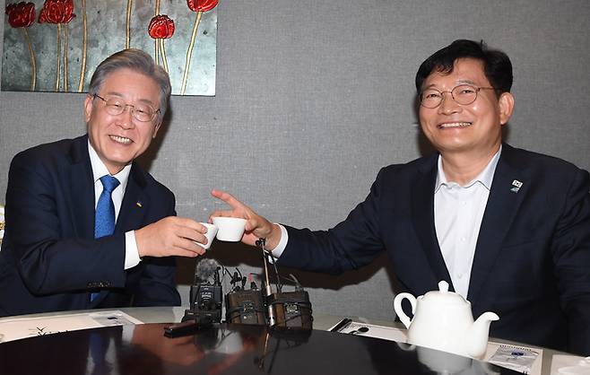 이재명 더불어민주당 대표(왼쪽)와 송영길 전 대표. [이미지출처=연합뉴스]